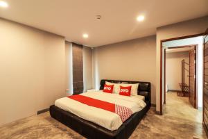 เตียงในห้องที่ OYO 150 3Q Chiangmai Residence