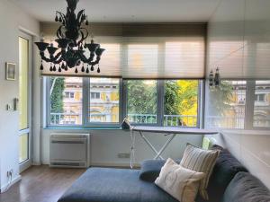 - un salon avec un canapé et quelques fenêtres dans l'établissement Luxury Sea View BULLDOG Place, à Varna