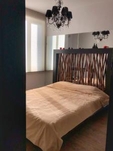 - une chambre avec un grand lit et une tête de lit en bois dans l'établissement Luxury Sea View BULLDOG Place, à Varna