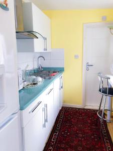 Kuchyň nebo kuchyňský kout v ubytování Caspian Hotel