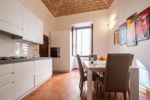eine Küche mit einem Tisch und Stühlen im Zimmer in der Unterkunft Lian Home in Florence in Florenz