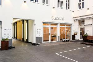 een gevel van een winkel met glazen deuren bij Arabel Design Apartments in Berlijn