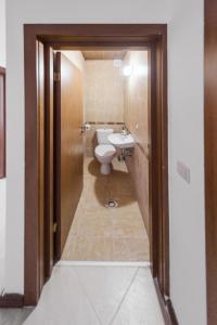 Ένα μπάνιο στο NEXT TO GONDOLA. Cosy & Elegant 2 Bedroom apartment in Neon Complex +34 φωτογραφίες