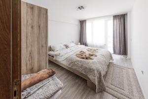 מיטה או מיטות בחדר ב-NEXT TO GONDOLA. Cosy & Elegant 2 Bedroom apartment in Neon Complex