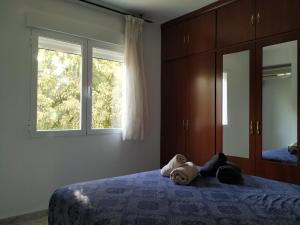 un dormitorio con una cama con un animal de peluche en ARRECIFE, GARAJE Y WIFI GRATIS JUNTO PUENTE ROMANO, en Córdoba