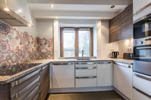 Η κουζίνα ή μικρή κουζίνα στο Apartment Germain Close to Chamonix Mont Blanc +23 φωτογραφίες