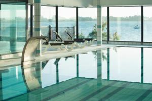 Bazén v ubytování Hôtel Valdys Thalasso & Spa - Beau rivage nebo v jeho okolí