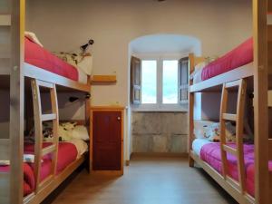 A bed or beds in a room at La Figal de Xugabolos, Salas