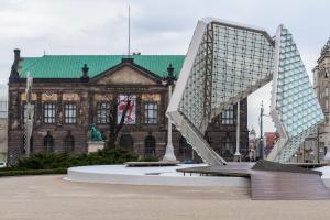 duża metalowa rzeźba przed budynkiem w obiekcie House Apartments Centrum Poznań w Poznaniu