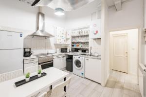 Kuchyň nebo kuchyňský kout v ubytování M&F Apartaments Chueca