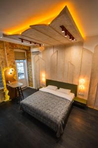 sypialnia z dużym łóżkiem w pokoju w obiekcie G59 · Kyiv Volcano Studio w Kijowie