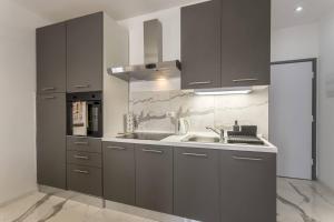 Kuchyň nebo kuchyňský kout v ubytování Royal Gold Apartment