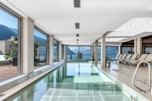 Piscina di Luxury Apartment Lake View & Center of Montreux by GuestLee o nelle vicinanze