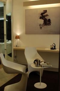 um quarto com uma cadeira, uma mesa e um espelho em Coeur de ville em Aix-en-Provence