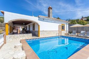 una piscina frente a una casa en Cortijo Tomé, en Torrox