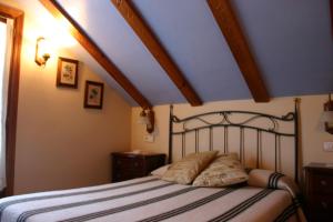 um quarto com uma cama num sótão em Casa Gallán em Sarvisé