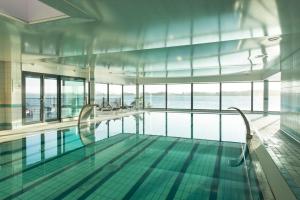 Bazén v ubytování Hôtel Valdys Thalasso & Spa - Beau rivage nebo v jeho okolí