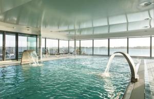 Bazén v ubytování Hôtel Valdys Thalasso & Spa - Beau rivage nebo v jeho okolí