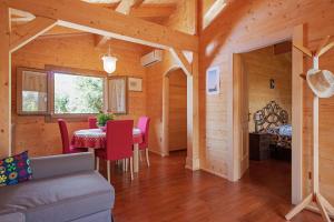 ein Wohnzimmer mit einem Tisch und einem Esszimmer in der Unterkunft Chalet Scordapeni in Santa Maria di Licodia