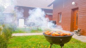 Gril dostupný pro hosty v chaty