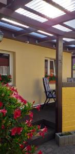 a patio with a pergola and flowers at Ferienhaus Mack in Wernigerode