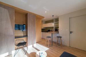 a living room and kitchen with chairs and a table at Studio Design Paraisos in Lyon