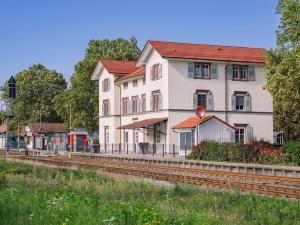 a building with a train station next to a train track at Bahnhof Oberkirch in Oberkirch