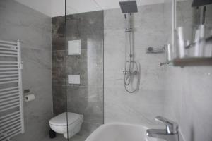 Koupelna v ubytování A&F Hotel Chemnitz + 37 fotografií