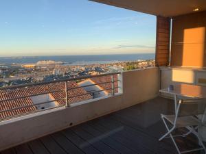 einen Balkon mit einem Tisch und Stadtblick in der Unterkunft Loft Vue Mer in Marseille