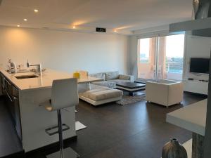een keuken en een woonkamer met een bank bij Loft Vue Mer in Marseille