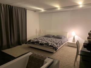 - une chambre avec un lit, une table et une baignoire dans l'établissement Loft Vue Mer, à Marseille