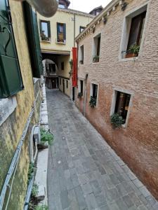 alejka pomiędzy dwoma budynkami w mieście w obiekcie Deluxe 3 Bedroom Flat in Rialto w Wenecji