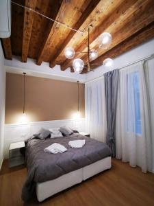 sypialnia z dużym łóżkiem i drewnianym sufitem w obiekcie Deluxe 3 Bedroom Flat in Rialto w Wenecji