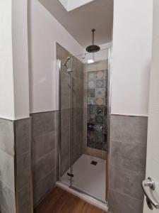 W łazience znajduje się prysznic ze szklanymi drzwiami. w obiekcie Deluxe 3 Bedroom Flat in Rialto w Wenecji