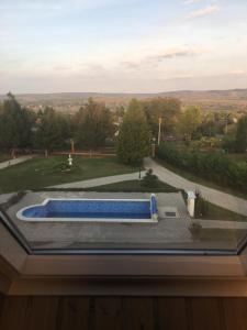 Blick auf den Pool aus dem Fenster in der Unterkunft Villa Teleki in Teleki