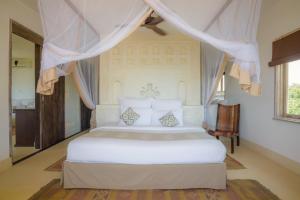 Een bed of bedden in een kamer bij Swahili Beach