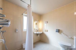 Koupelna v ubytování B&B HOTEL Lyon Sud États-Unis