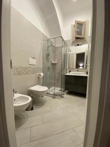 ein Badezimmer mit Toilette, Dusche und Waschbecken in der Unterkunft B&B Il Vicoletto in Castellammare di Stabia + 18 Fotos