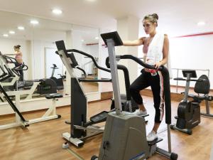 Fitness centrum a/nebo fitness zařízení v ubytování Caesar Premier Eilat Hotel