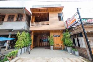 un edificio con una bicicleta estacionada frente a él en บ้านพักศรีสมบูรณ์ เชียงคาน, en Chiang Khan