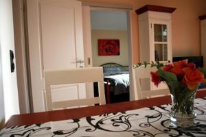 a vase of flowers on a table in a room at Ferienwohnung Kuck in Bad Pyrmont