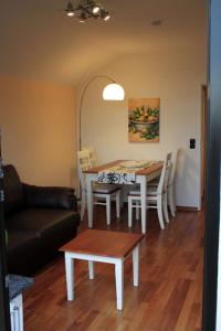 a living room with a table and a couch at Ferienwohnung Kuck in Bad Pyrmont