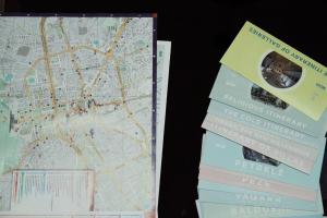 un par de libros junto a un mapa en Marias Home in Blloku, Tirana, en Tirana