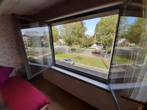 ein Fenster in einem Zimmer mit Straßenblick in der Unterkunft casa di Claudia in Antwerpen