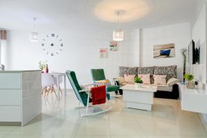 a living room with a couch and chairs at Apartamento Las Palmeras in Nerja