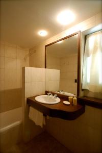 A bathroom at Estancia Del Carmen Mountain Resort