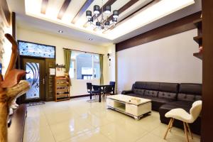 - un salon avec un canapé et une table dans l'établissement Kai Feng B&B, à Taïtung