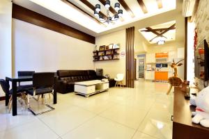 ein Wohnzimmer mit Sofa und Tisch in der Unterkunft Kai Feng B&B in Taitung