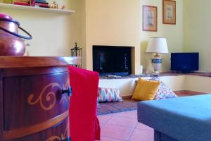 a living room with a couch and a tv at Casa Diomede in Perugia