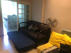 uma sala de estar com um sofá e uma ventoinha em Loft at Paulista Avenue (no coração de S.Paulo) em São Paulo